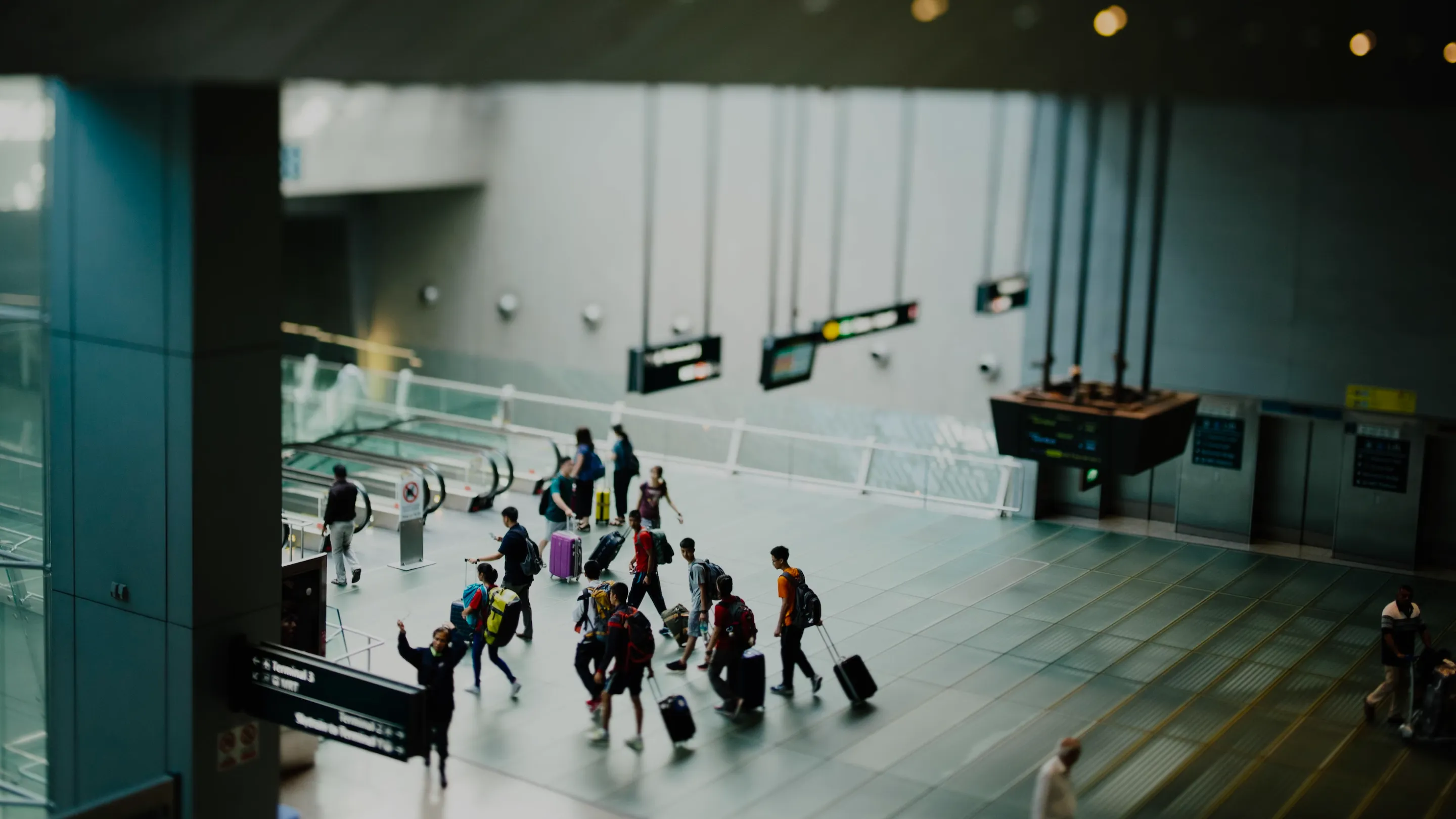 Terminal de aeropuerto con viajeros