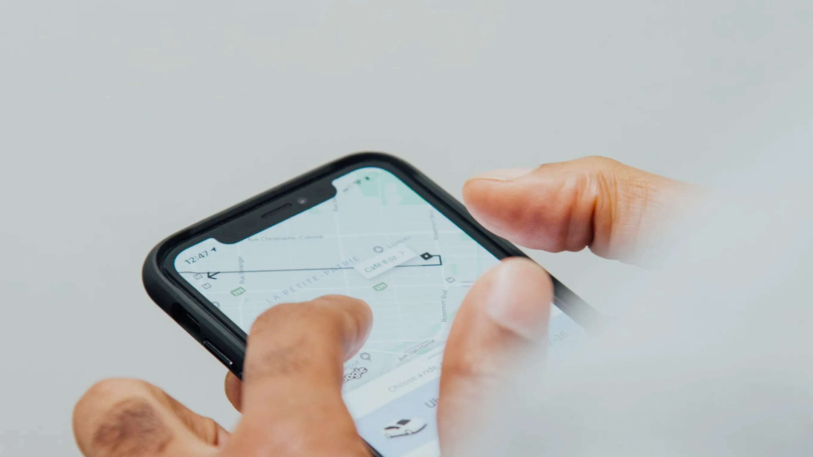 Manos usando un smartphone con una aplicación de mapas