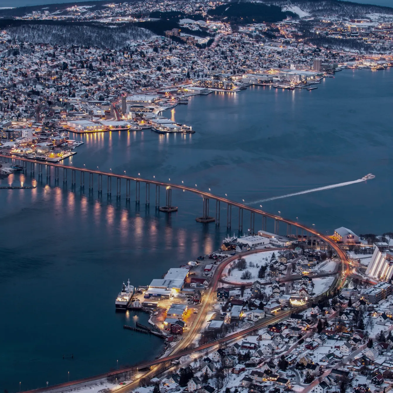 Vista aérea de una ciudad de noche